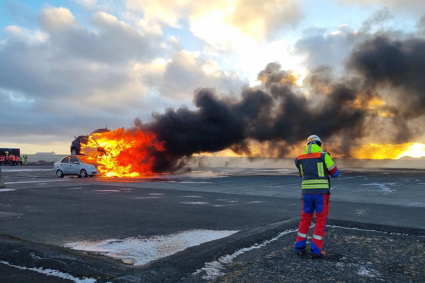 Kveikt var í bílflökum sem voru sett upp til að …