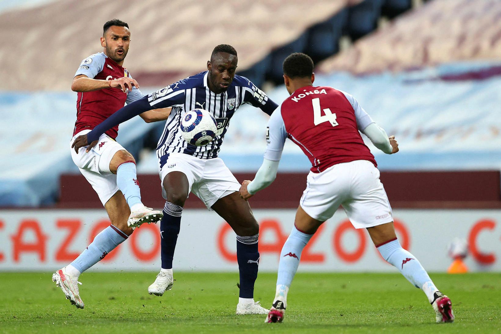 Mbaye Diagne í baráttunni við Ahmed Elmohamady og Ezri Konsa …