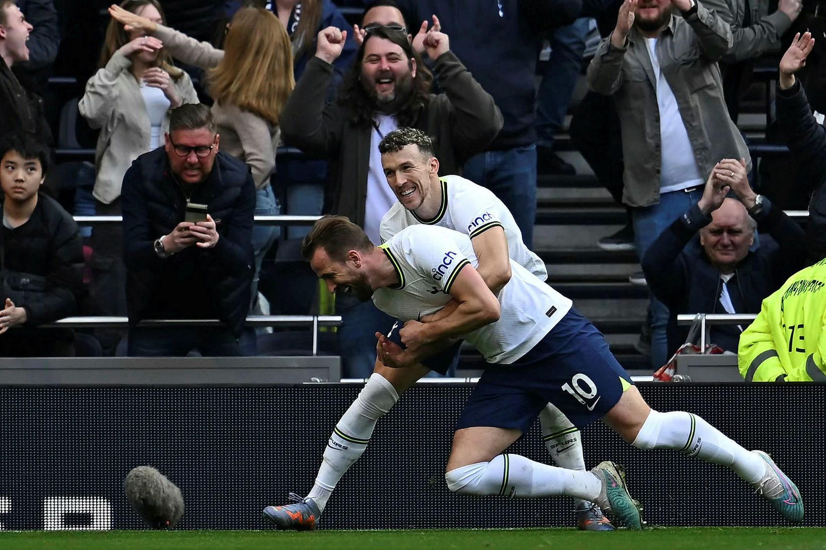 Harry Kane fagnar sigurmarki sínu.