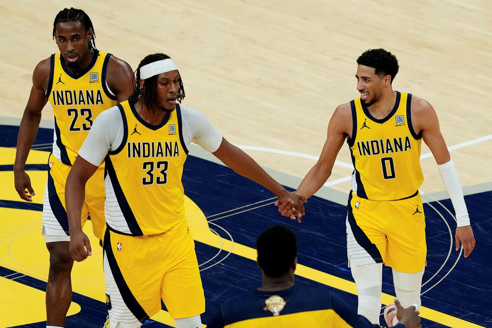 Leikmenn Indiana, f.v., Aaron Nesmith, Myles Turner og Tyrese Haliburton …