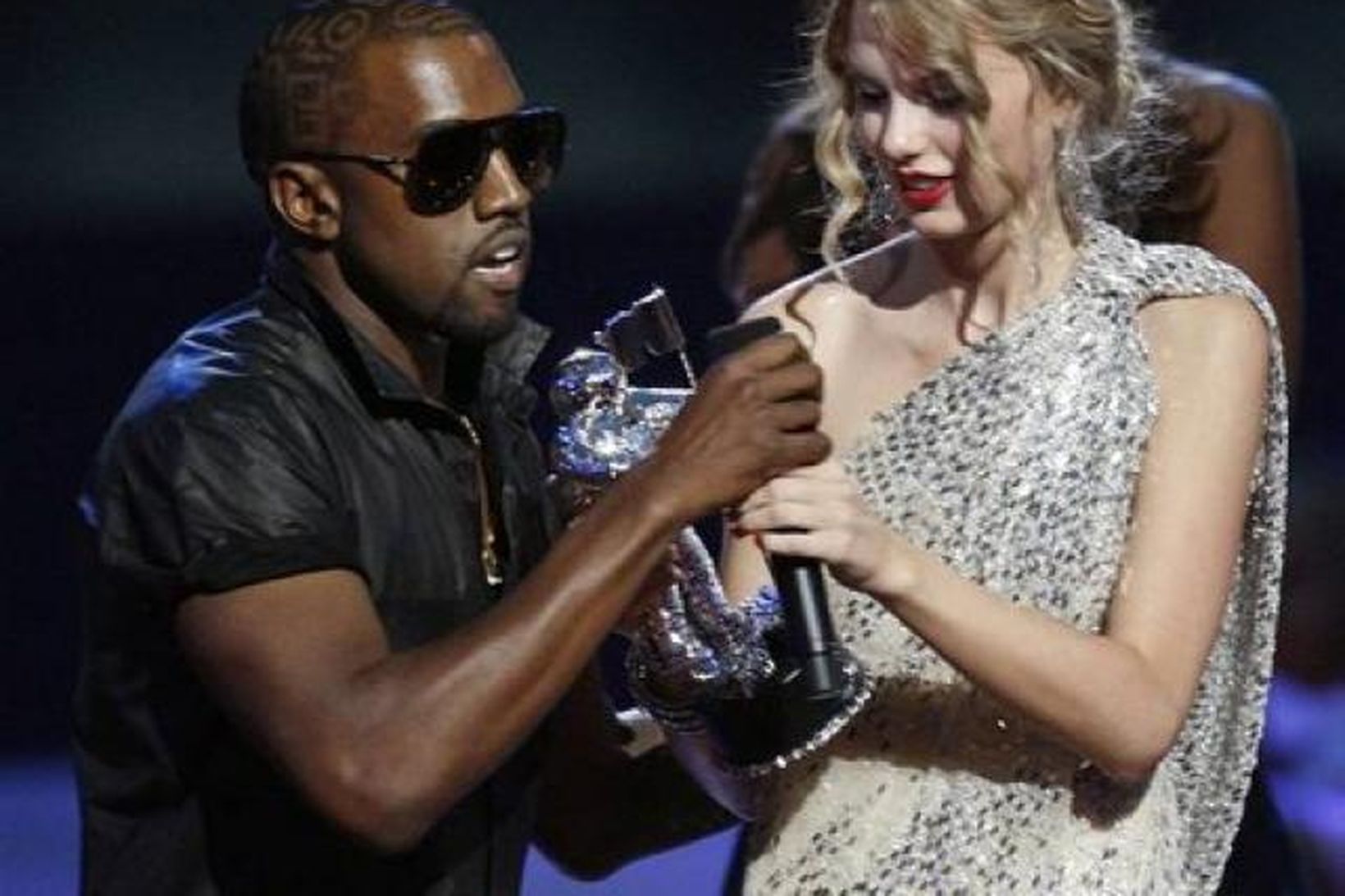 Kanye West truflar Taylor Swift í verðlaunaafhendingunni á sunnudagskvöld.