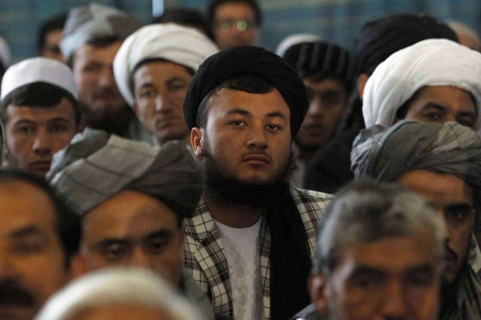 Afganskir karlar hlusta á ræðu Hamid Karzai forseta Afganistan um mikilvægi menntunar kvenna.