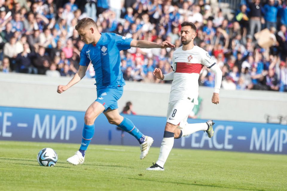 Alfreð Finnbogason tekur skot. Bruno Fernandes fylgist með.