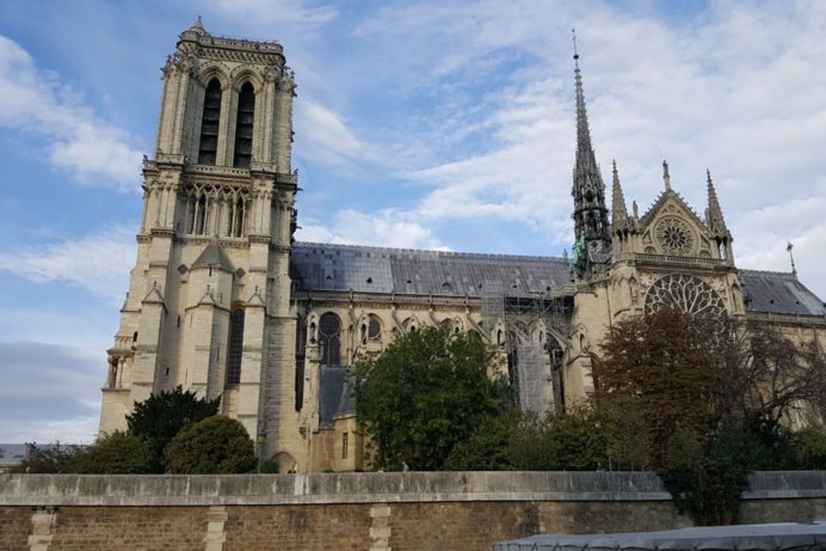 Dómkirkjan Notre Dame í október 2018. Hanastyttan sat á toppi …
