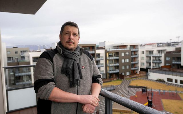 Gunnar Ingi Bjarnason við íbúðareit sem hann byggði á Hlíðarenda.