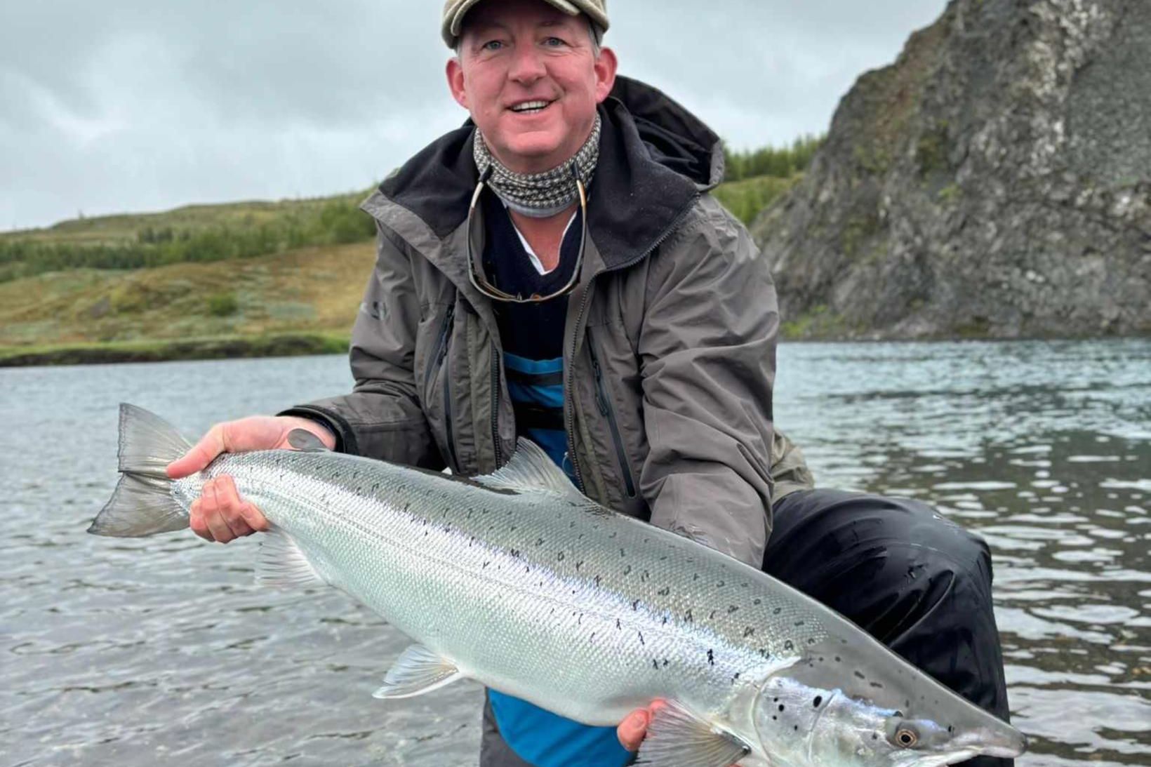 Sumar og laxinn silfraður. Hér er Matty með nýgenginn hænginn …