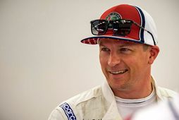 Kimi Räikkönen kátur milli aksturslota í Barein.