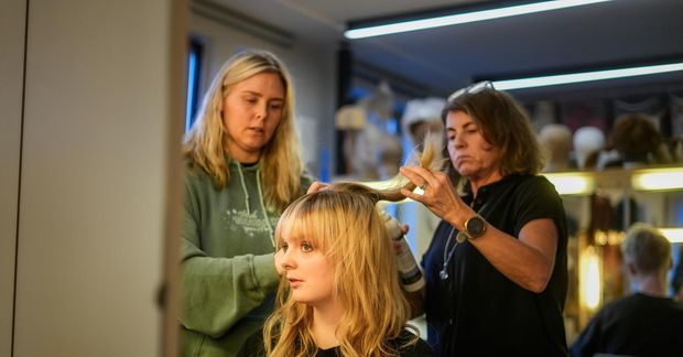 Una Torfadóttir í heldur betur góðum höndum fagmanna í sminkherberginu í Þjóðleikhúsinu.