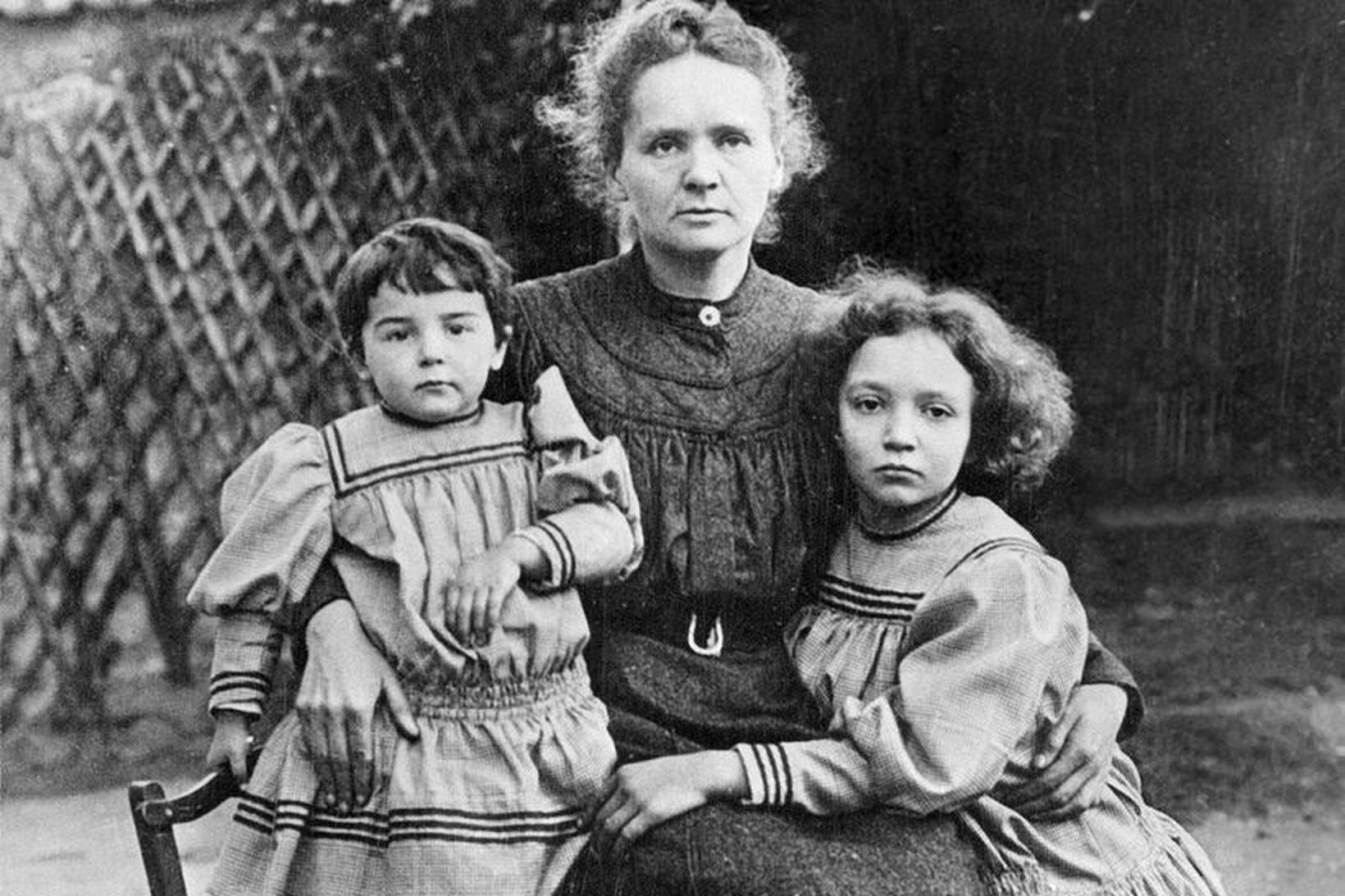 Marie Curie ásamt dætrum sínum Eve og Irene. Marie Curie, …