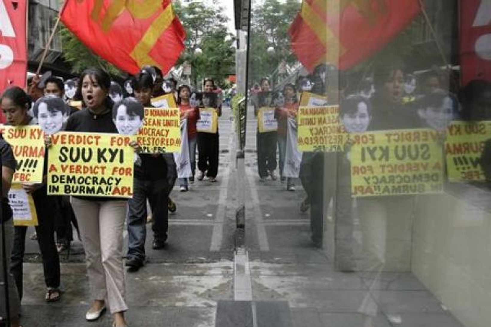 Stuðningsmenn Aung San Suu Kyi krefjast lausnar hennar í Manila …