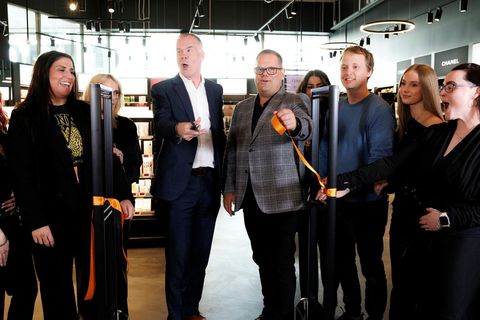 Almar Guðmundsson bæjarstjóri Garðabæjar og Sigurður Reynaldsson framkvæmdastjóri Hagkaups klipptu saman á borðann og innsigluðu …