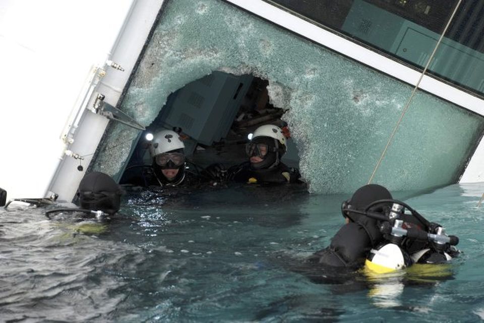 Kafarar fara um borð í Costa Concordia