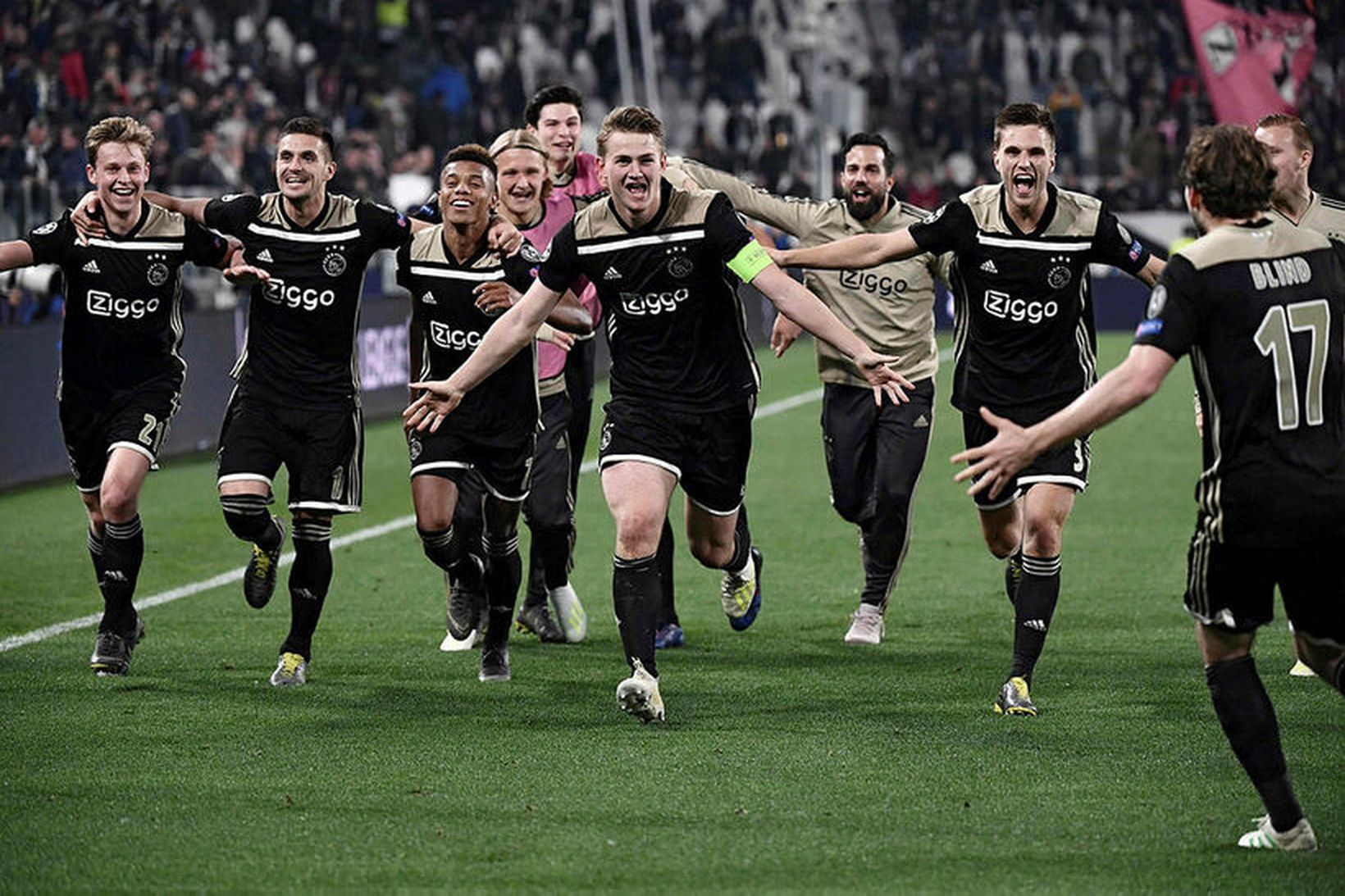 Leikmenn Ajax fagna sigri á Juventus.