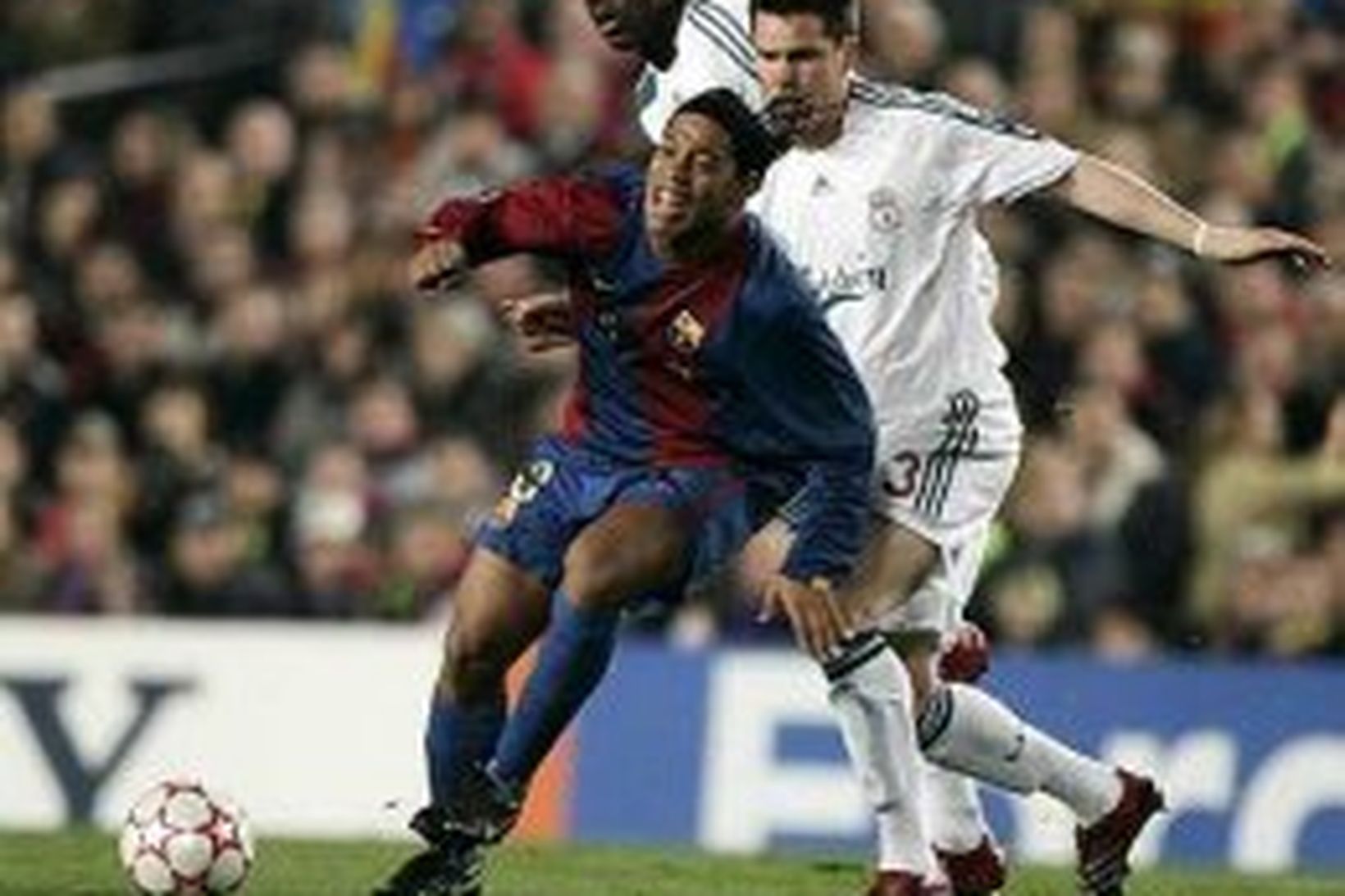 Mohamed Sissoko og Steve Finnan reyna að hemja Ronaldinho í …