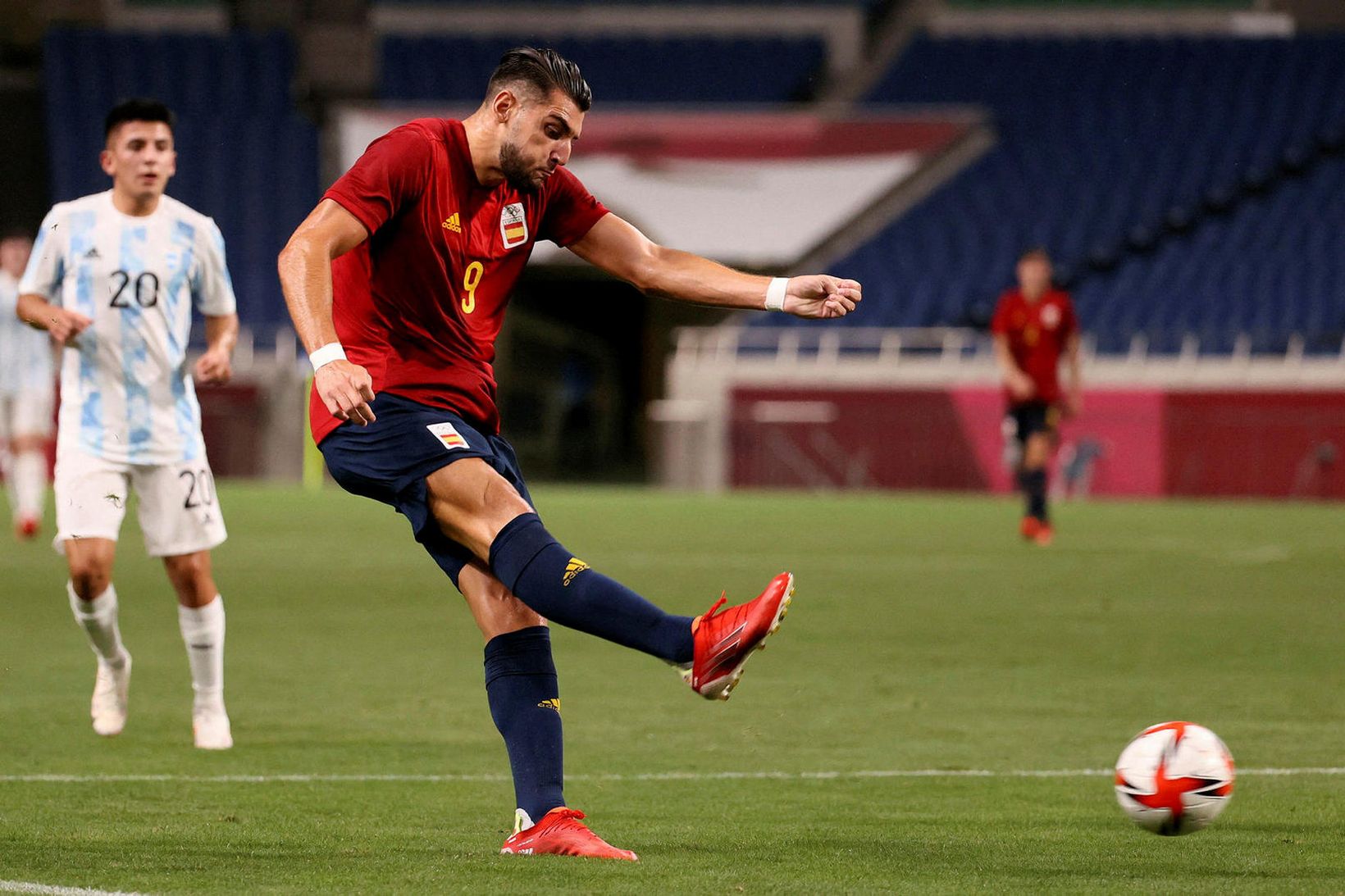 Rafa Mir í leik með spænska U21 árs landsliðinu.