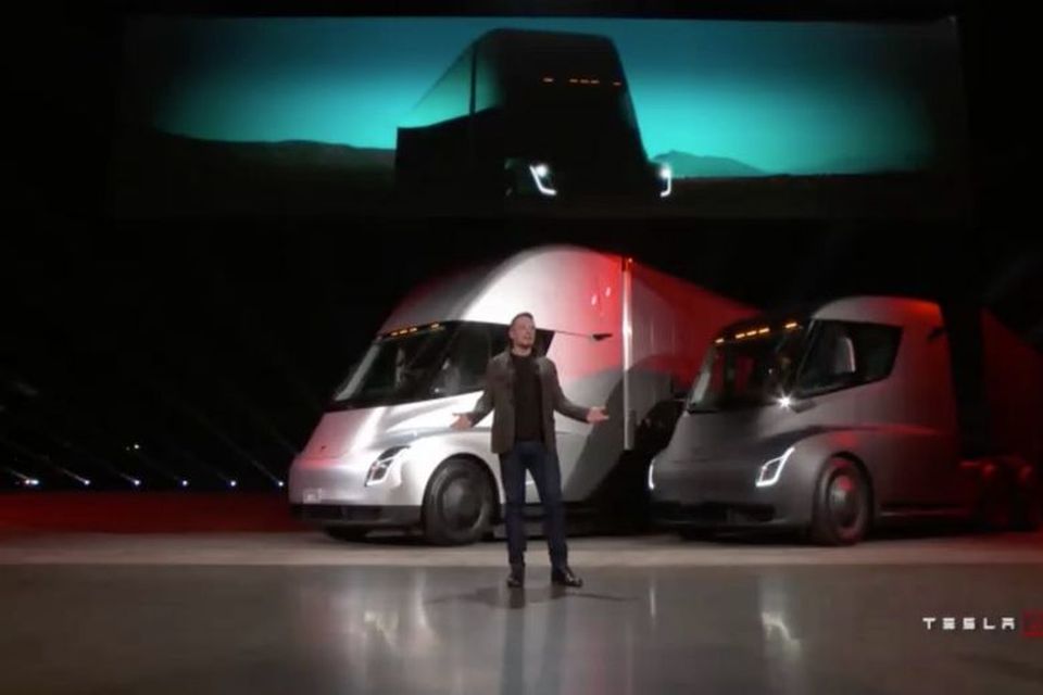 Elon Musk kynnir nýja vöruflutningabílinn sem Tesla ætlar að hefja smíði á 2019.