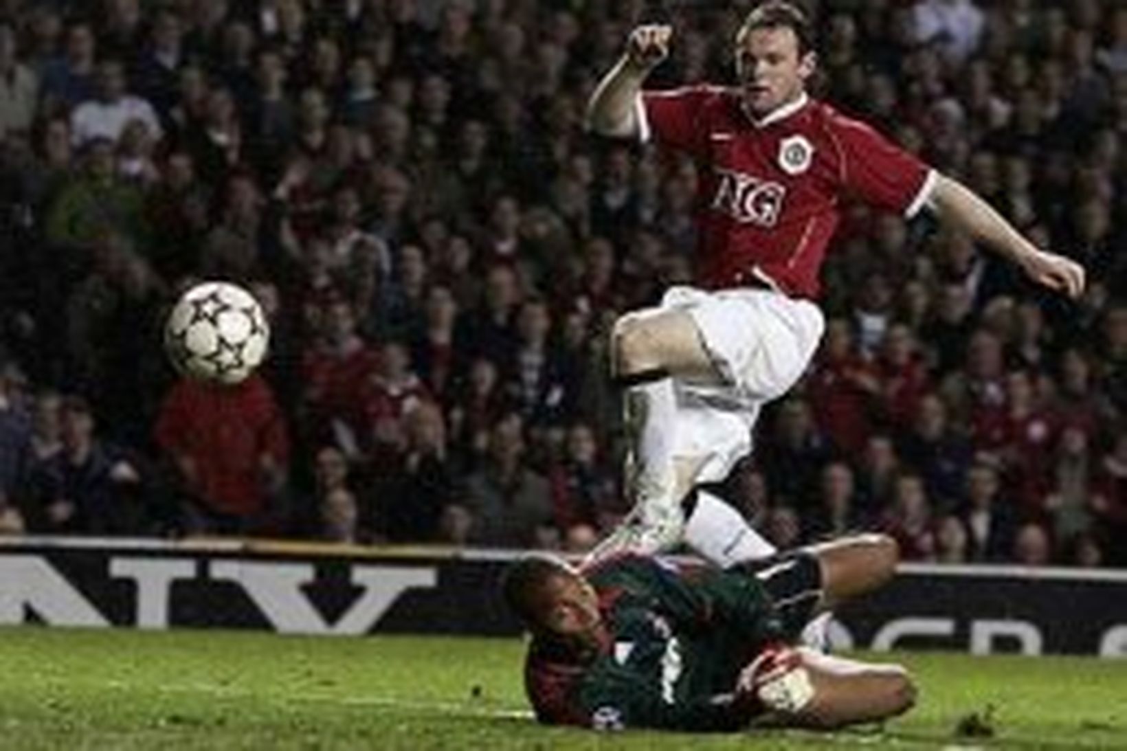 Wayne Rooney jafnar metin fyrir Manchester United á Old Trafford …
