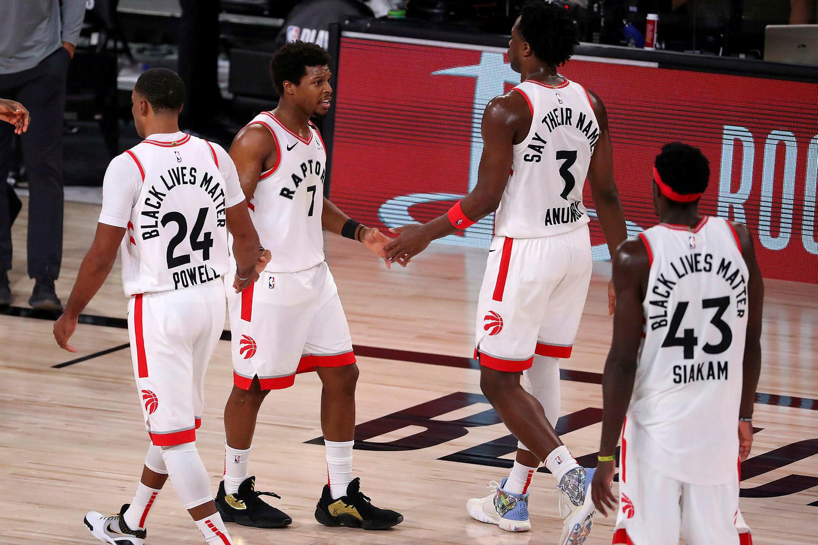 Meistarar Toronto Raptors ganga af velli í nótt.