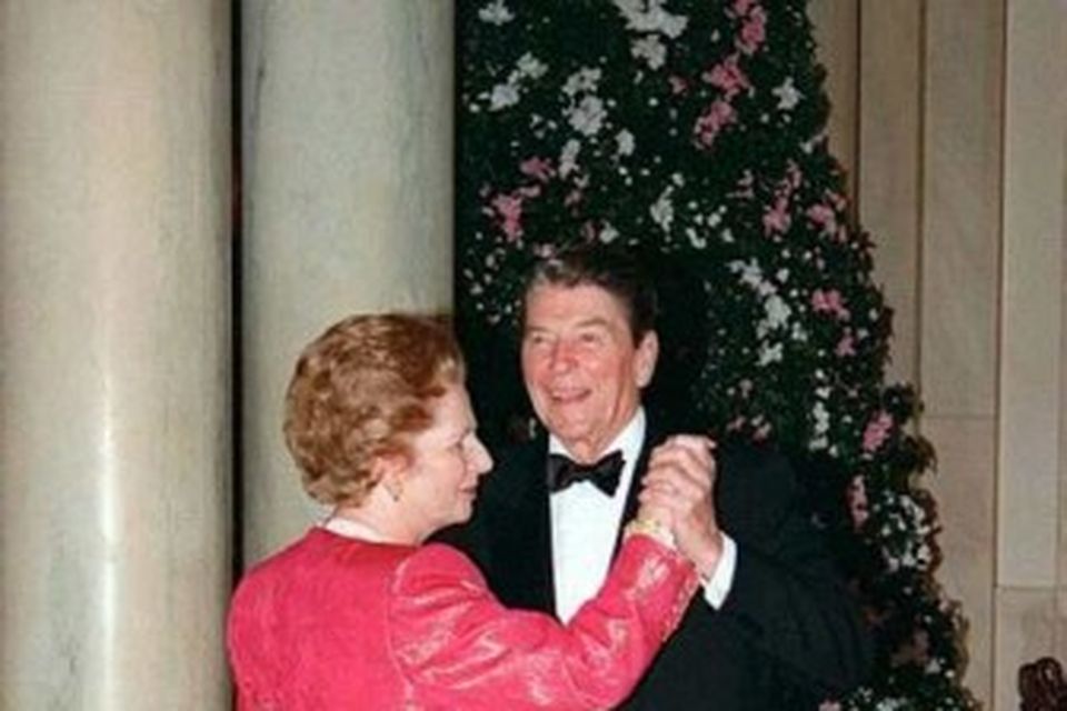 16. nóvember 1988. Margaret Thatcher stígur léttan dans við Ronald Reagan Bandaríkjaforseta í Hvíta húsinu.