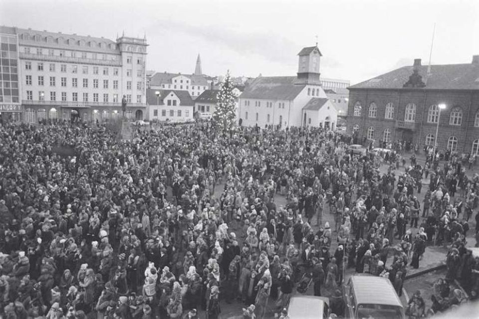 Mannfjöldi á jólatrésskemmtun á Austurvelli árið 1976.