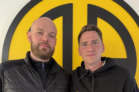 Jóhannes Geir Guðnason, rekstrarstjóri Terra á Akranesi, og Ingimar Elí Hlynsson, framkvæmdarstjóri KFÍA handsala samstarfið.