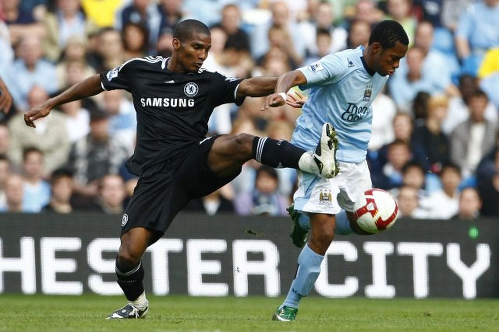 Robinho í baráttu við Florent Malouda á Manchester Stadium í …