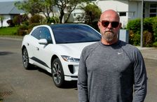Rafbíll Bubbi Morthens féll fyrir Jaguar I-Pace sem hann segir fyrst og fremst lúxus.