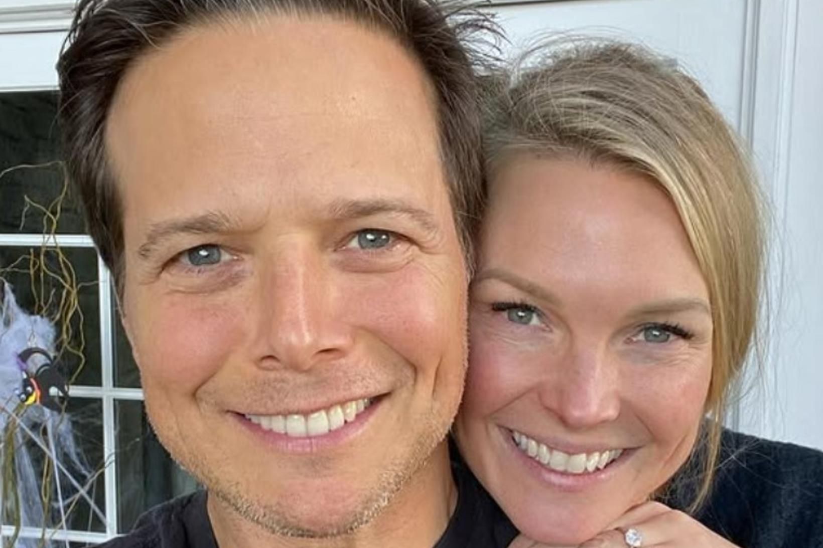 Scott Wolf deildi fallegri færslu í tilefni af 20 ára …
