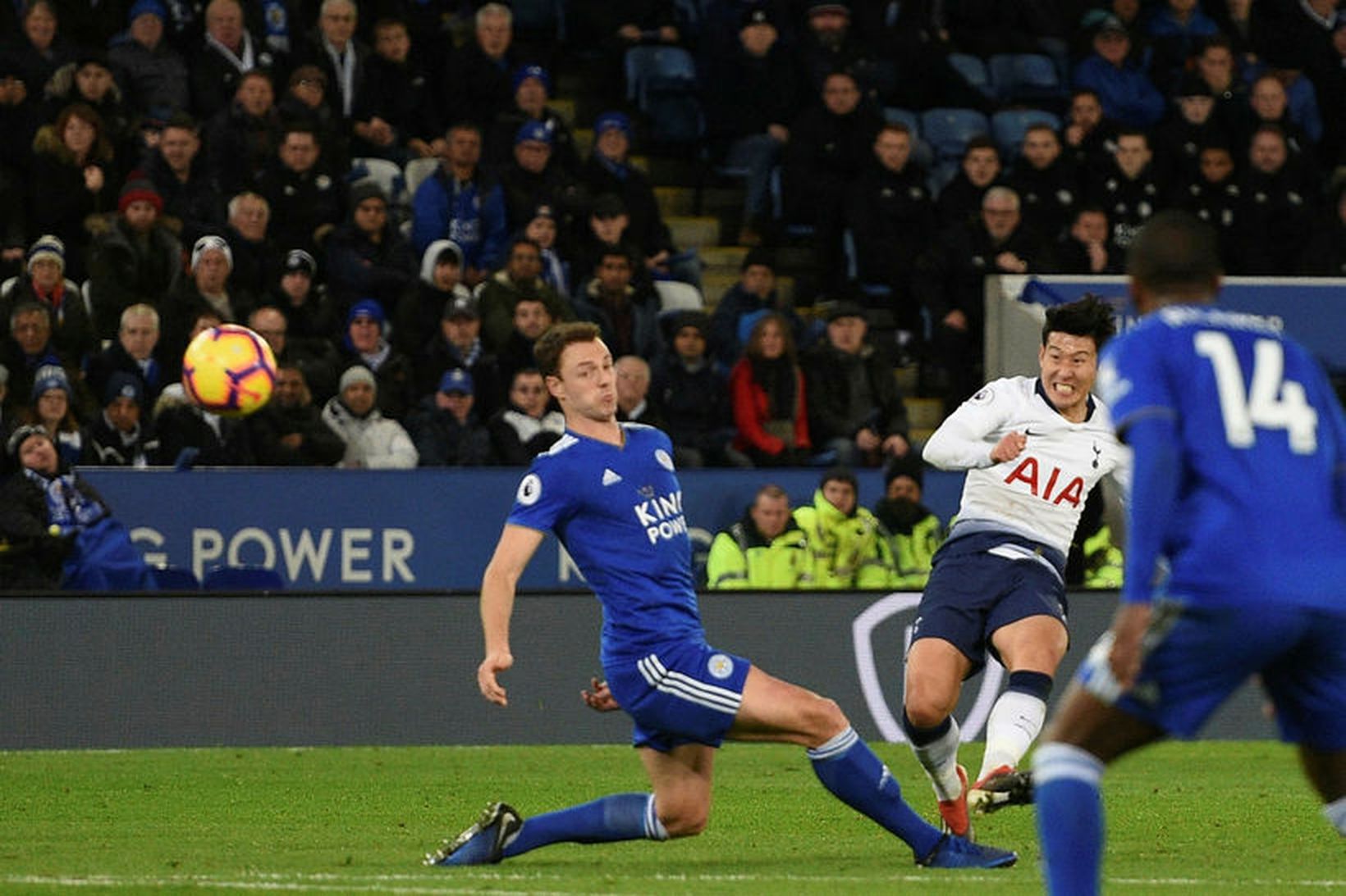 Son Heung-Min skorar fyrsta mark leiksins.