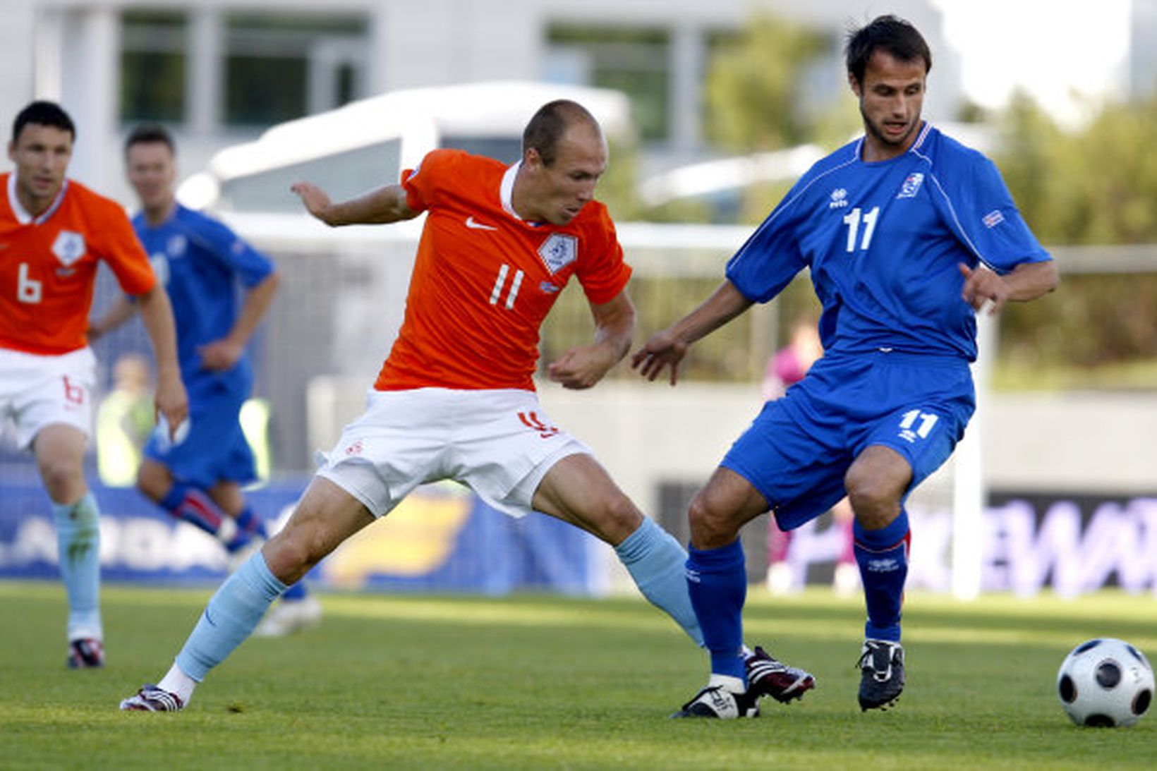 Helgi Valur Daníelsson í baráttu við Arjen Robben í landsleik …