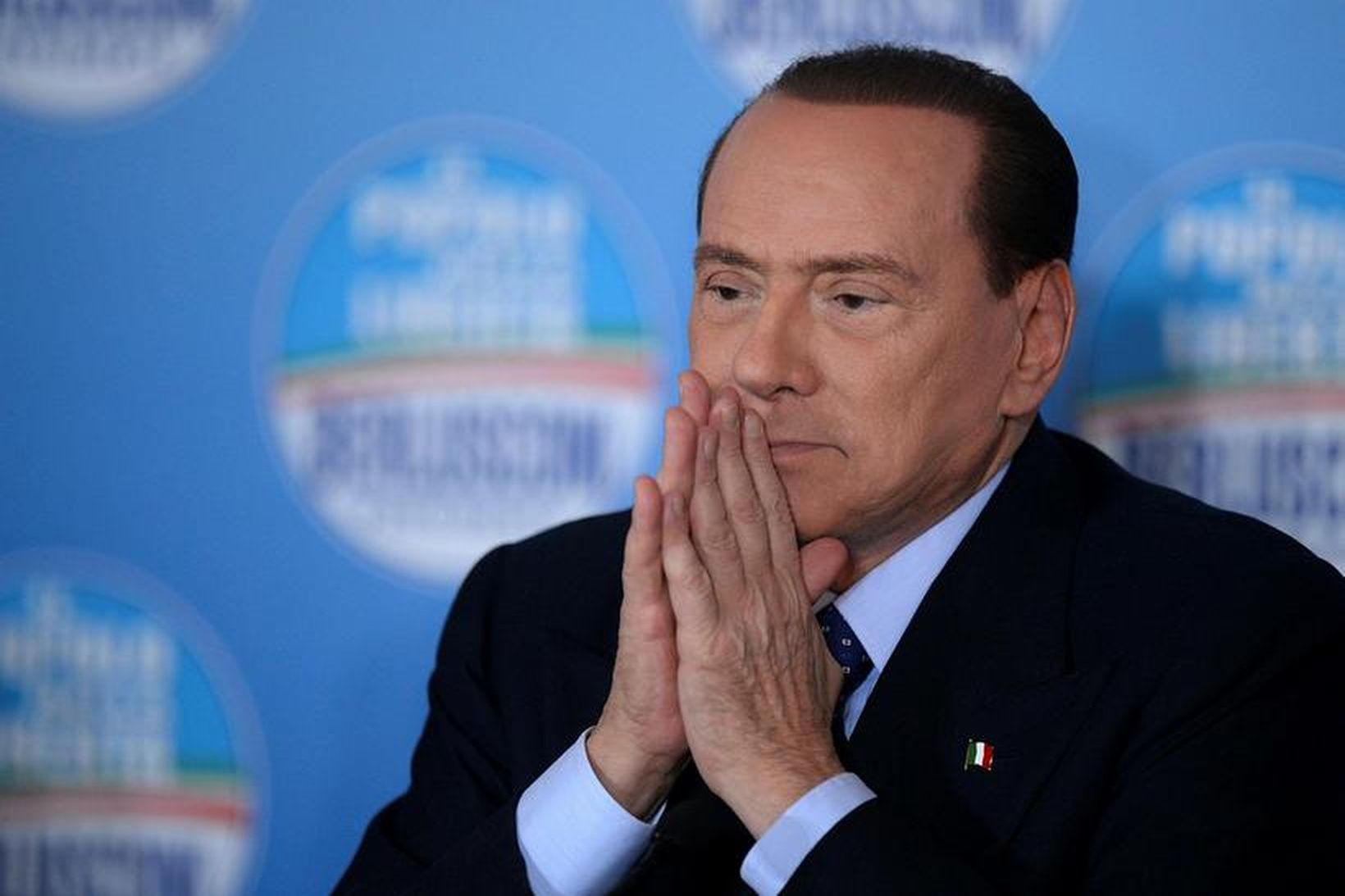 Silvio Berlusconi fékk skurð í vörina og var saumaður á …