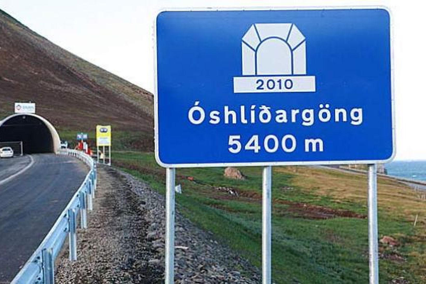 Jarðgöngin milli Bolungarvíkur og Hnífsdals heita Óshlíðargöng.