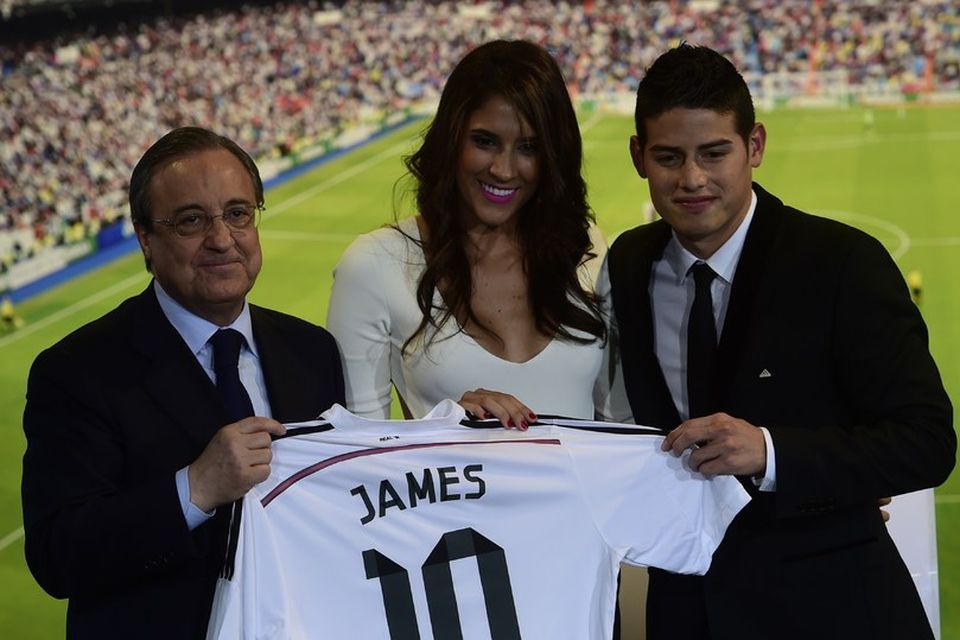 Florentino Perez forseti Real Madírd, James Rodriguez og eiginkona hans, Daniela Ospina.