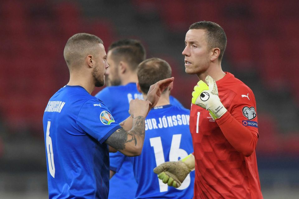 Hannes Halldórsson og Ragnar Sigurðsson fara yfir málin í Búdapest.