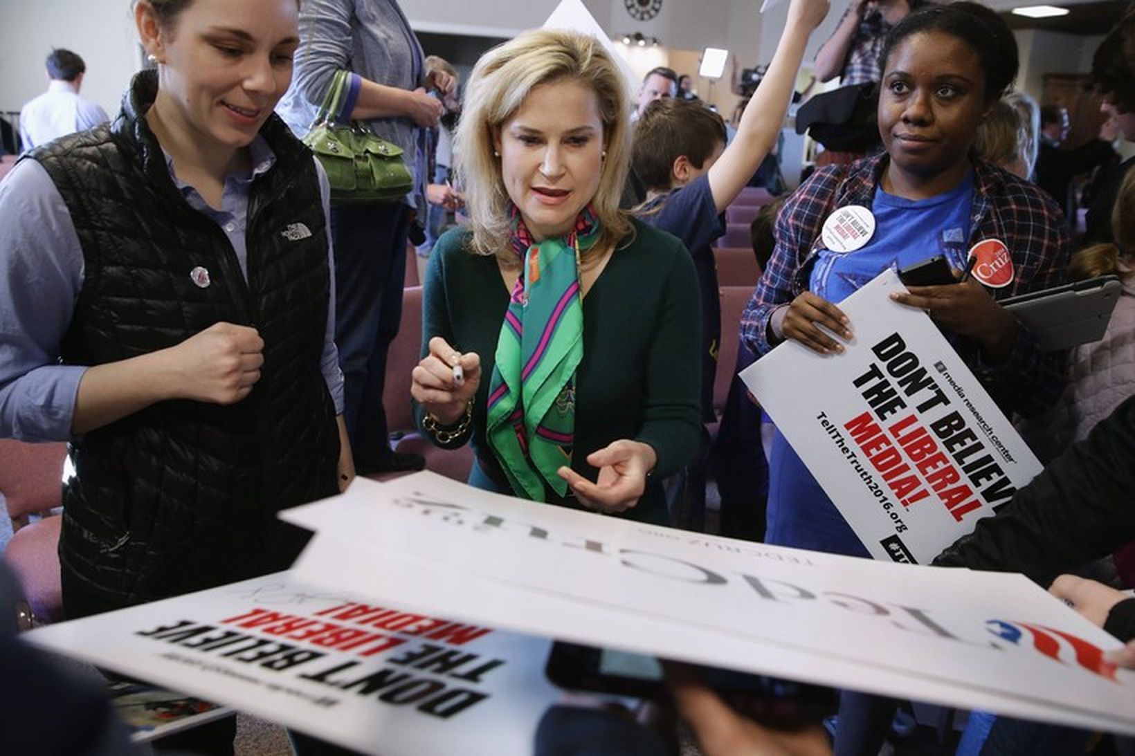 Heidi Cruz, eiginkona Ted, áritar kosningaspjöld í Iowa. Fleiri ríki …