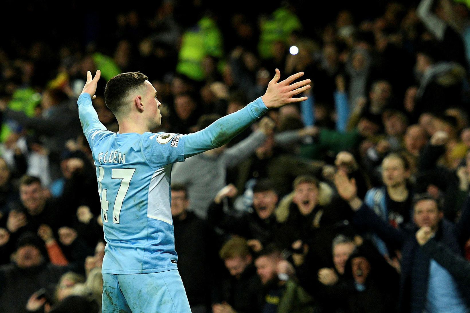 Phil Foden fagnar eina marki leiksins í dag.