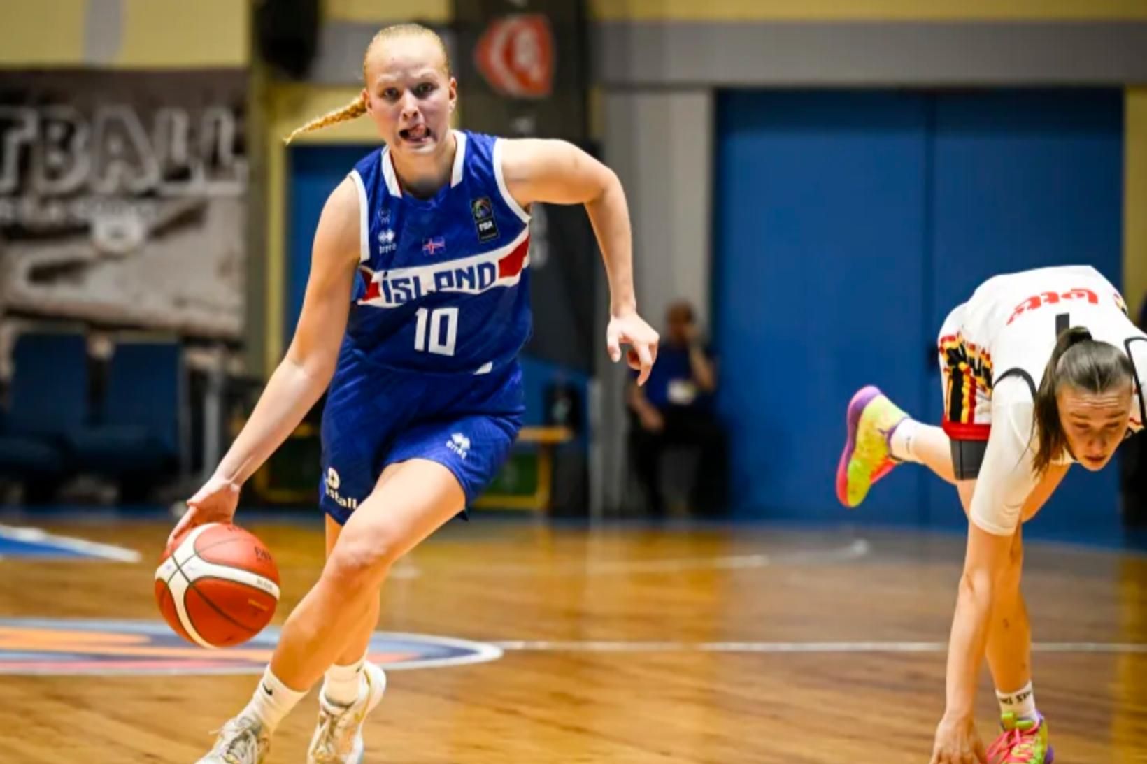 Anna Lára Vignisdóttir með boltann í kvöld.