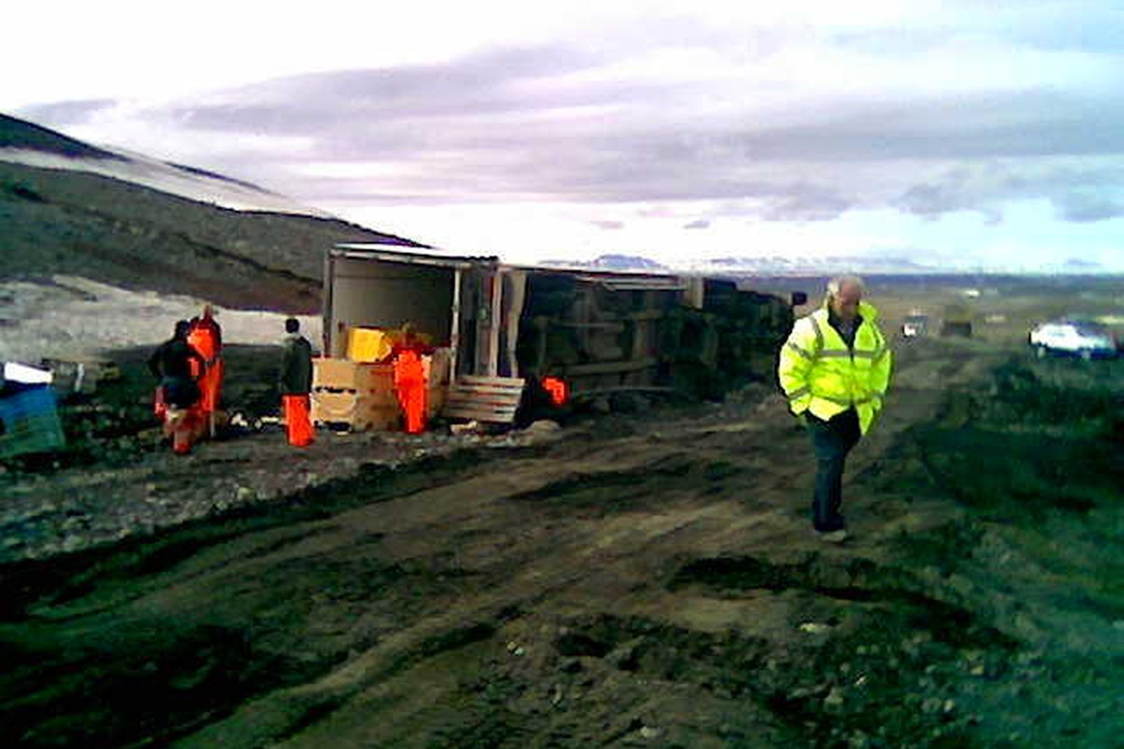 Unnið við að afferma fiskibílinn sem valt.