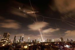 Loftvarnakerfi í ísraelsku höfuðborginni Tel Aviv bregst við aðvífandi flugskeytum frá Írönum í kvöld, en …