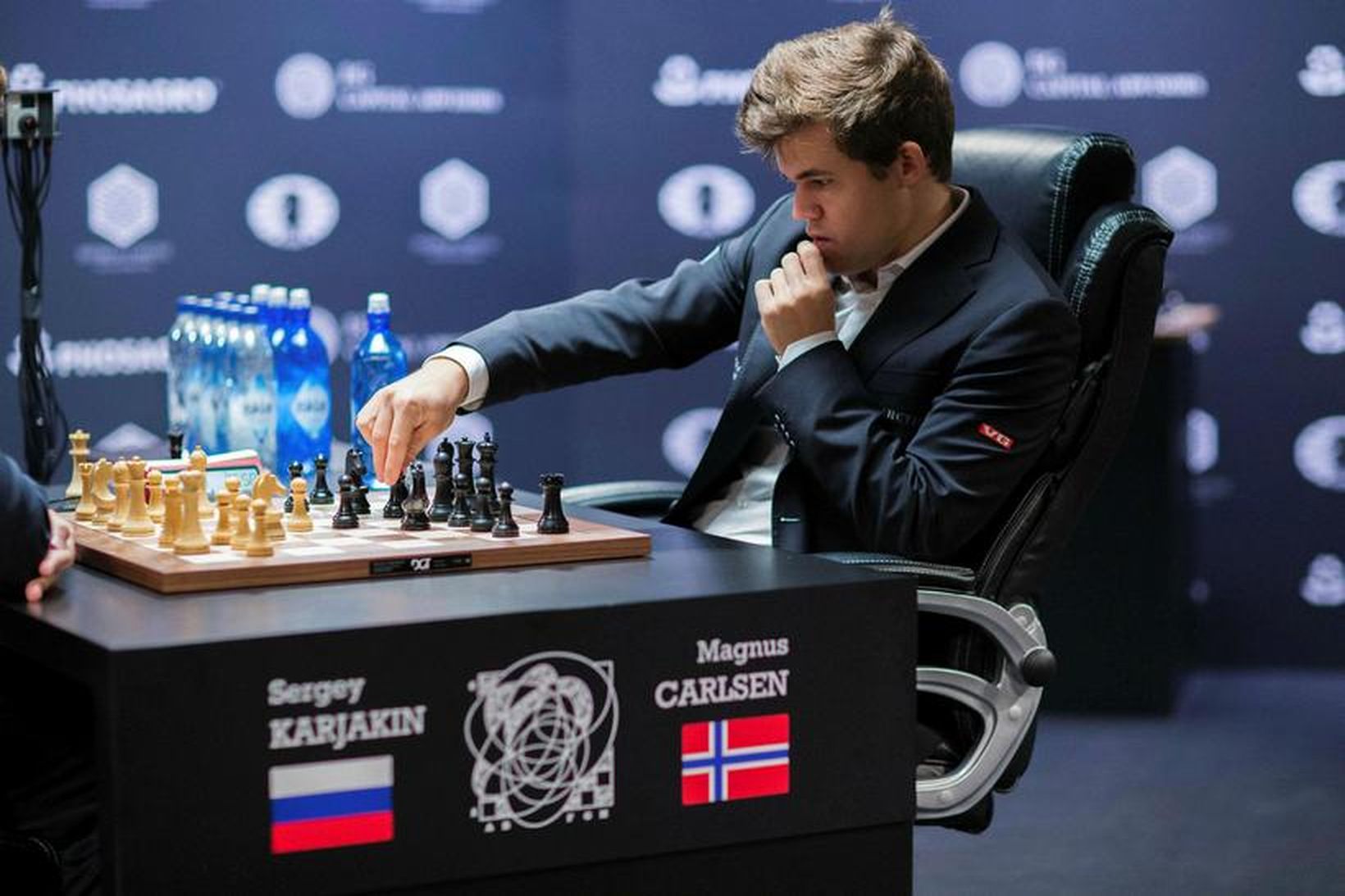 Magnus Carlsen í einvíginu í kvöld.