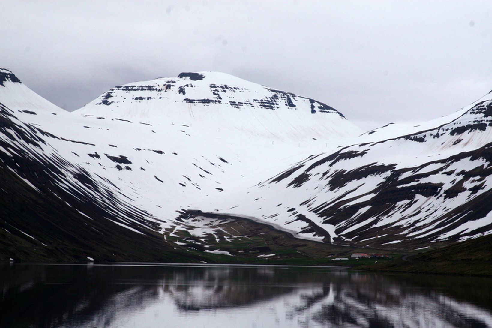 Fjöllin fyrir botni Súgandafjarðar þar sem snjóflóðið féll.