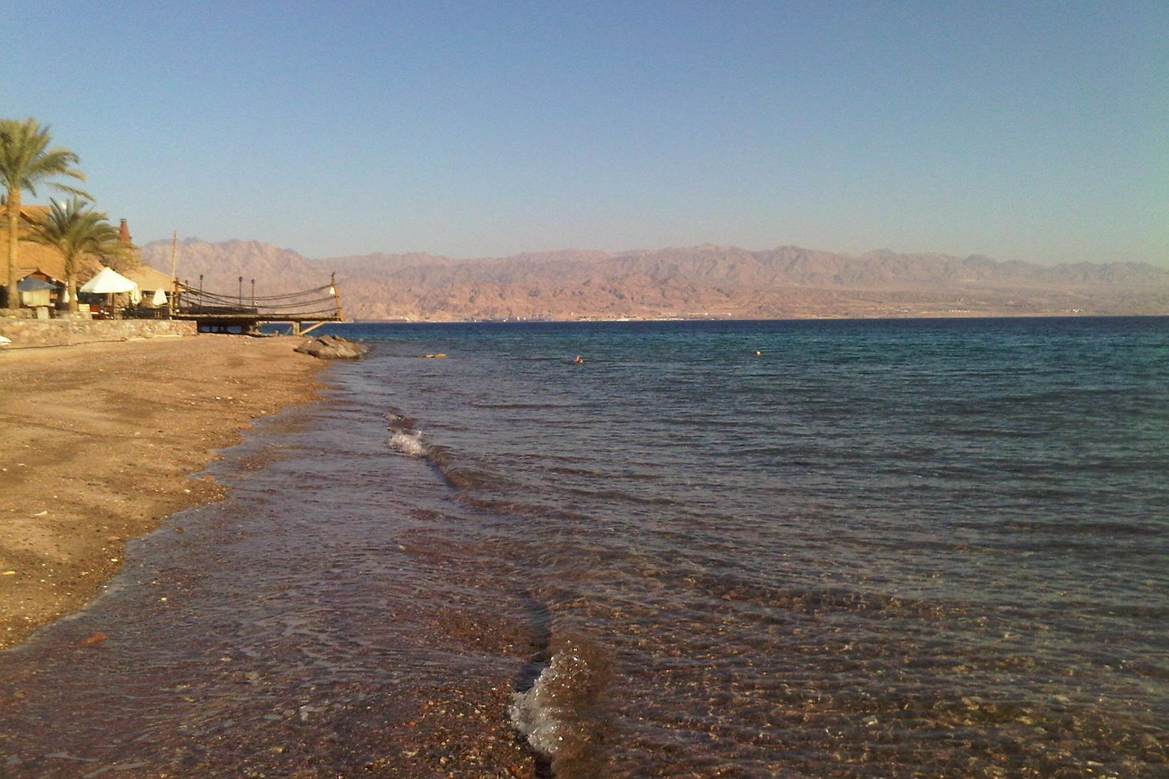 Strandlengja egypska bæjarins Taba þar sem sést út á Rauðahaf.