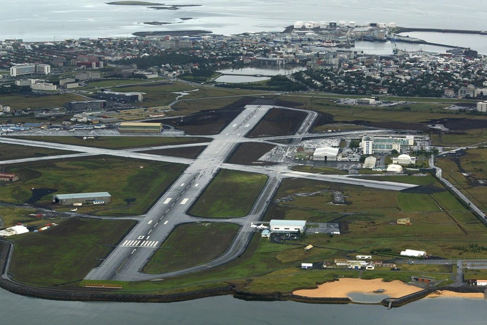 Flugskólar á höfuðborgarsvæðinu harma lokun lendingarstaðarins á Kaldármelum.