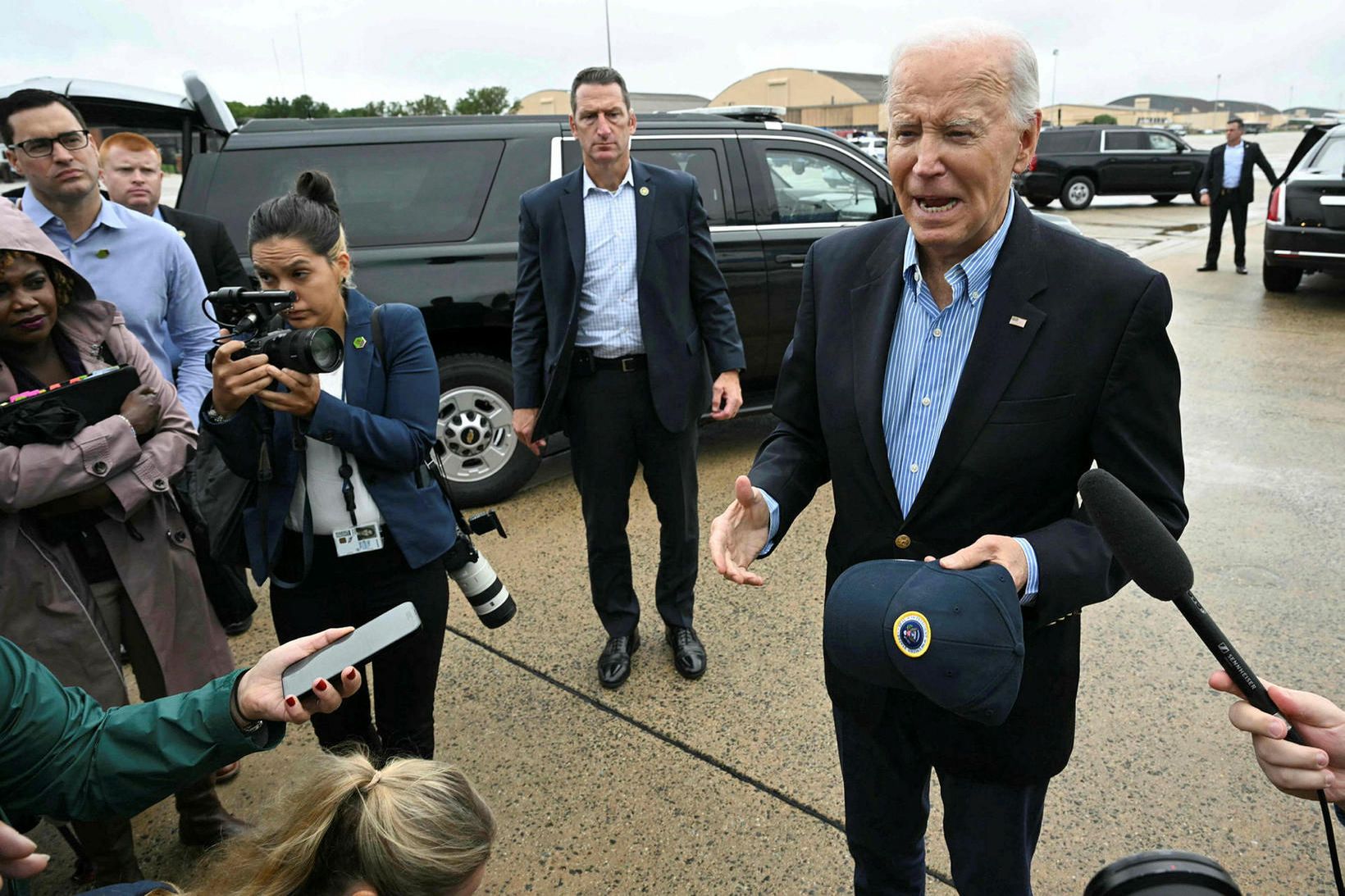 Joe Biden ræðir við fréttamenn í dag áður en hann …