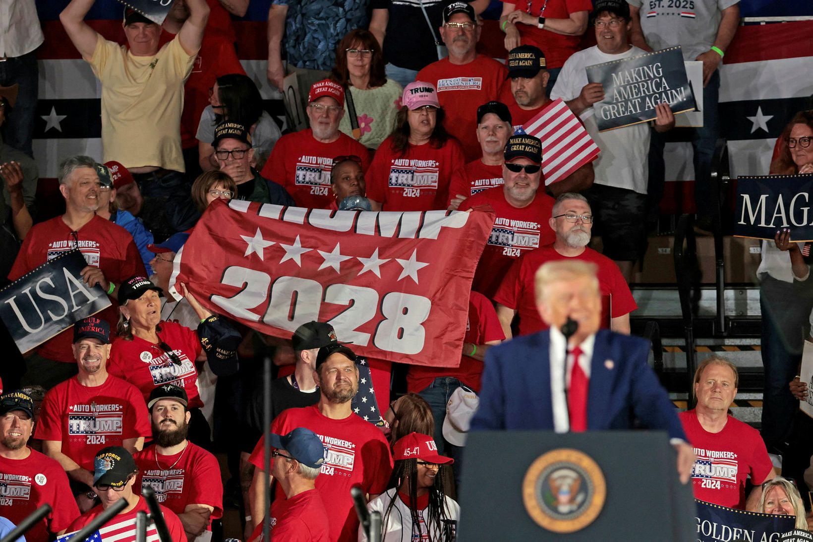 Donald Trump Bandaríkjaforseti segist ekki ætla sækjast eftir þriðja kjörtímabilinu.