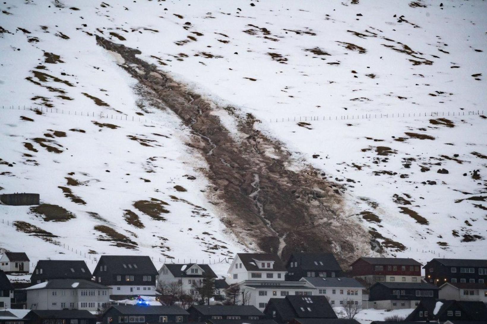 Greinileg ummerki einnar aurskriðunnar í Klaksvík í dag.