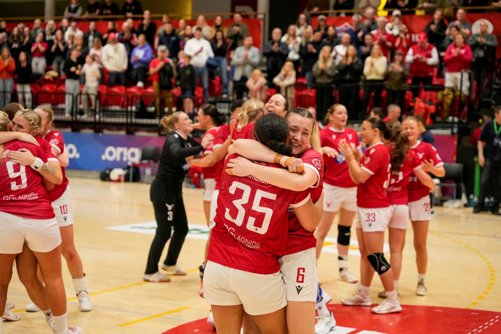 Valskonur eru að brjóta blað í íslenskri handboltasögu.