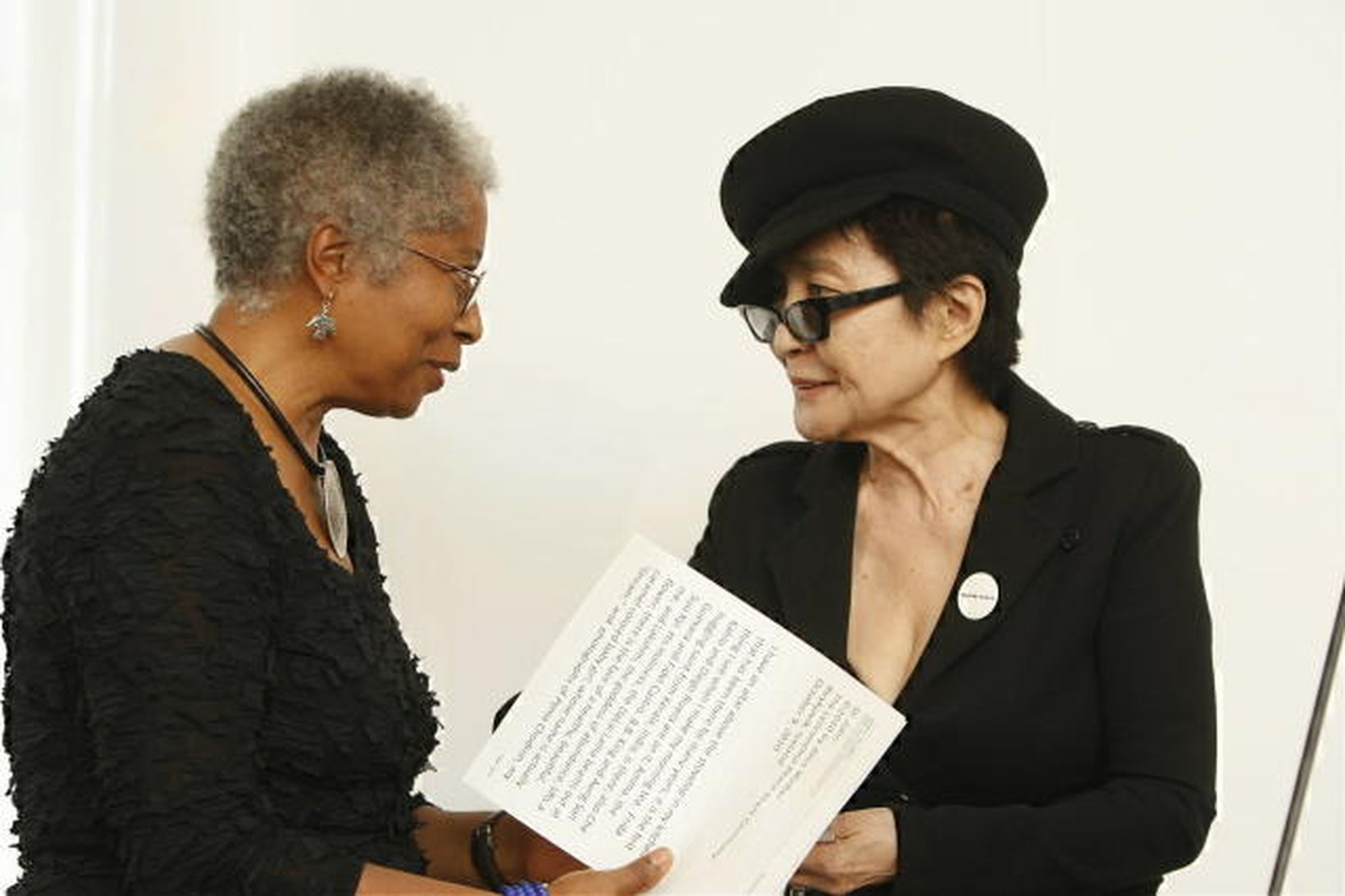 Rithöfundurinn Alice Walker tekur við viðurkenningu úr hendi Yoko Ono …