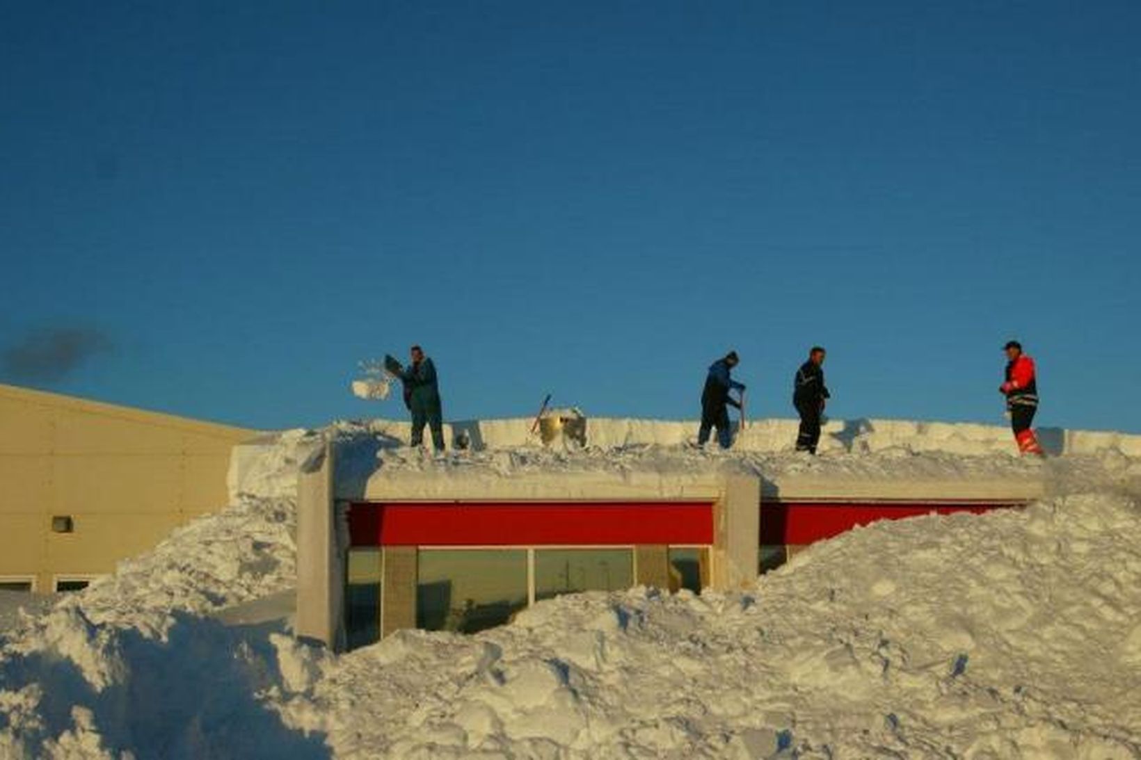 Rækjuvinnslan á Skagaströnd var nánast að hverfa undir snjó.