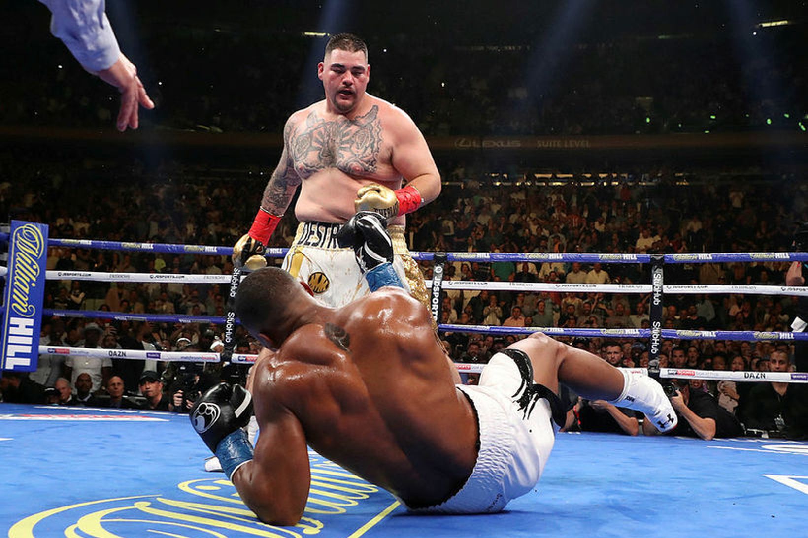 Andy Ruiz Jr. slær hér heimsmeistarann í gólfið í Madison …